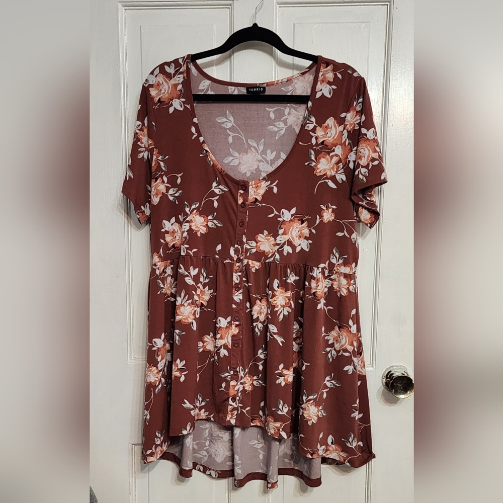 Torrid EUC Size 2 Rose Colored Floral Hi-lo Top